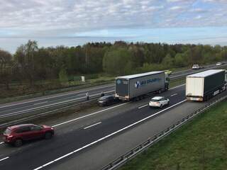Zelfrijdende Tesla botst op vrachtwagen op A1 in Overijssel