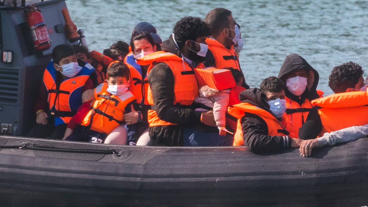 Beeld uit video: Waarom bootvluchtelingen de gevaarlijke oversteek naar het VK maken