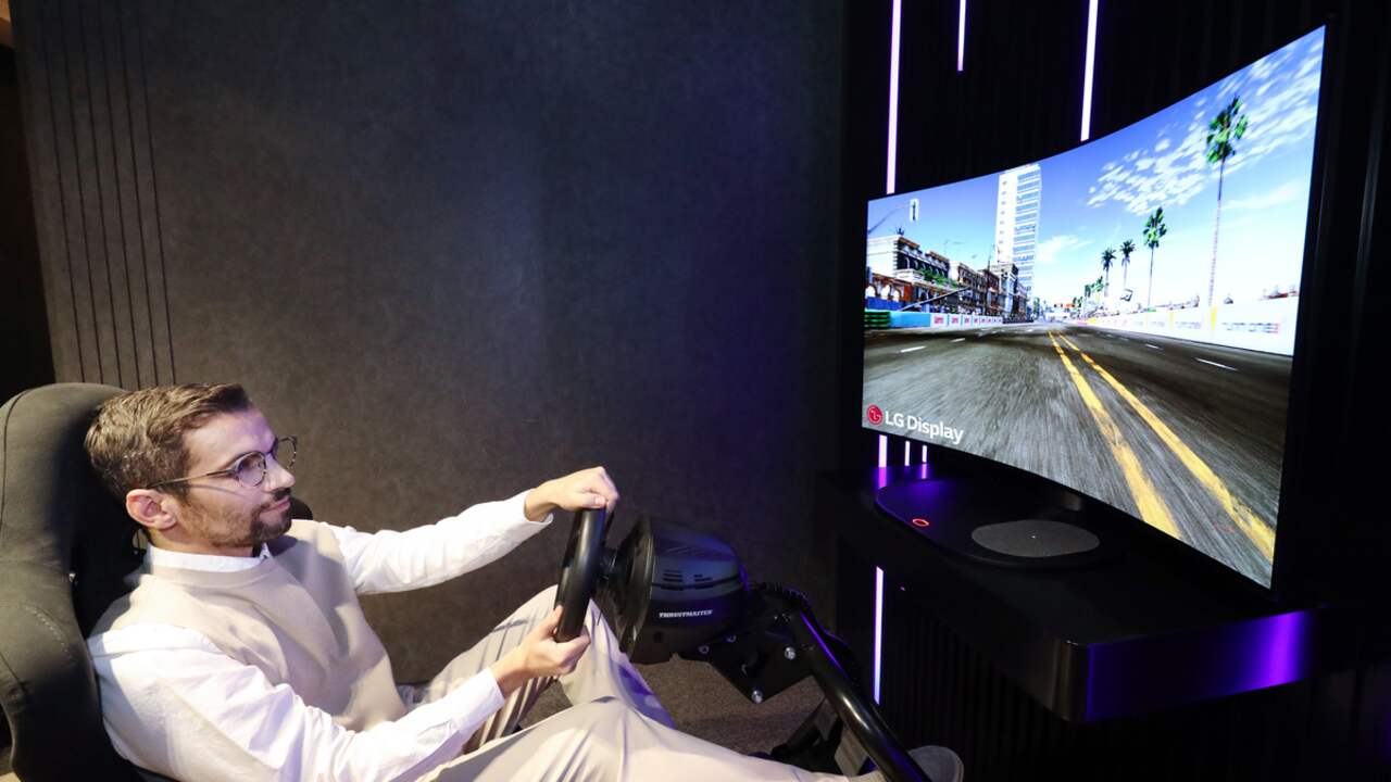 LG Display unveils screen that can be curved for games |  NOW