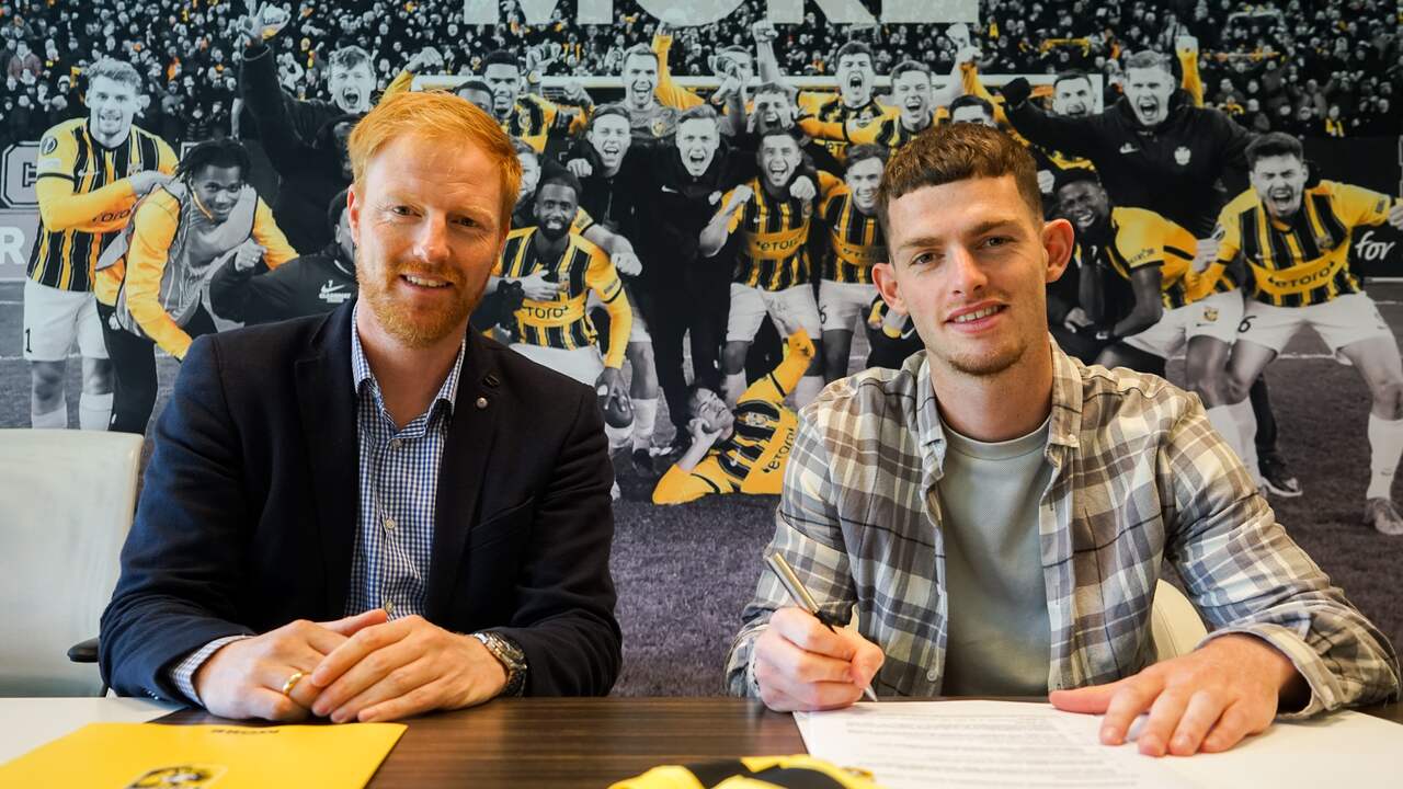 Thomas Buitink (rechts) staat langer onder contract bij Vitesse.