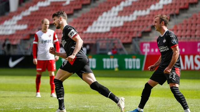 Marco van Ginkel loopt juichend weg nadat hij PSV naast FC Utrecht heeft gezet.