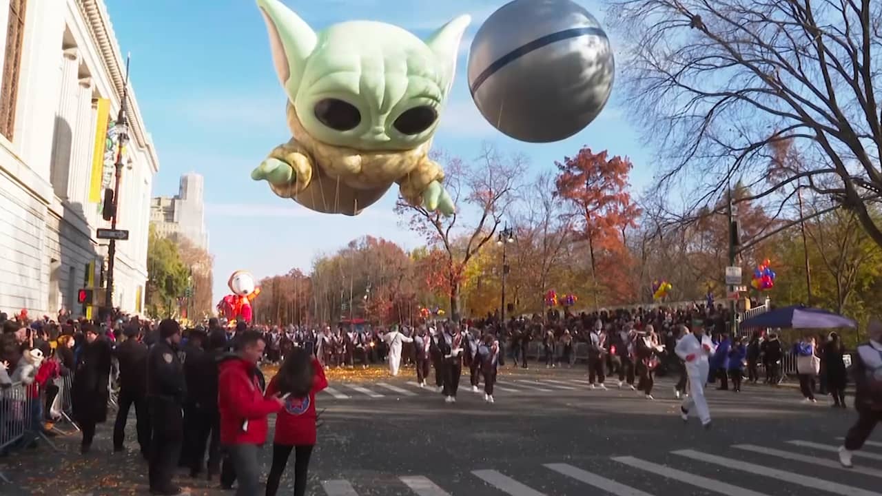 Beeld uit video: Enorme ballonnen zweven door straten Manhattan tijdens Thanksgiving-parade