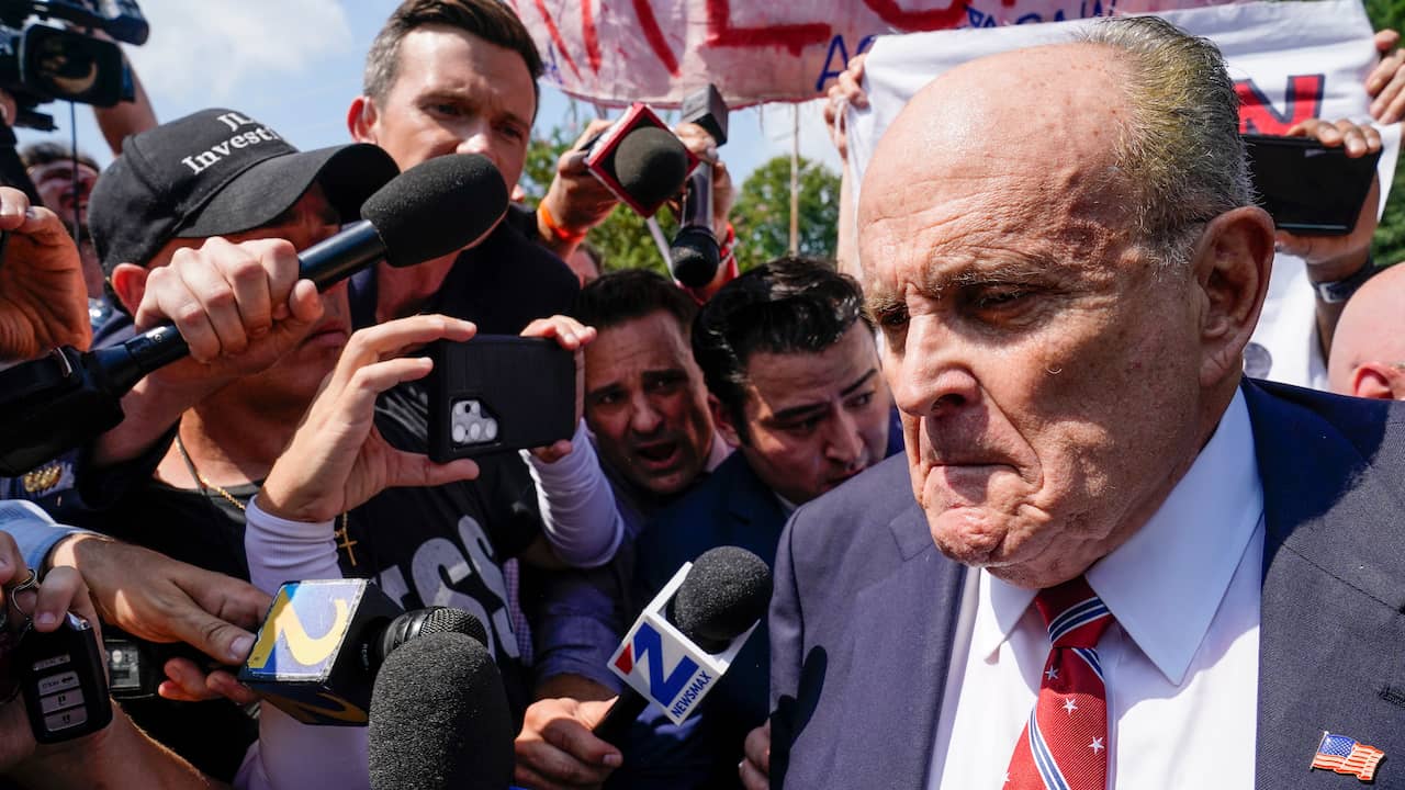 Trump’s Ex-Attorney Rudy Giuliani Reports to Jail |  outside