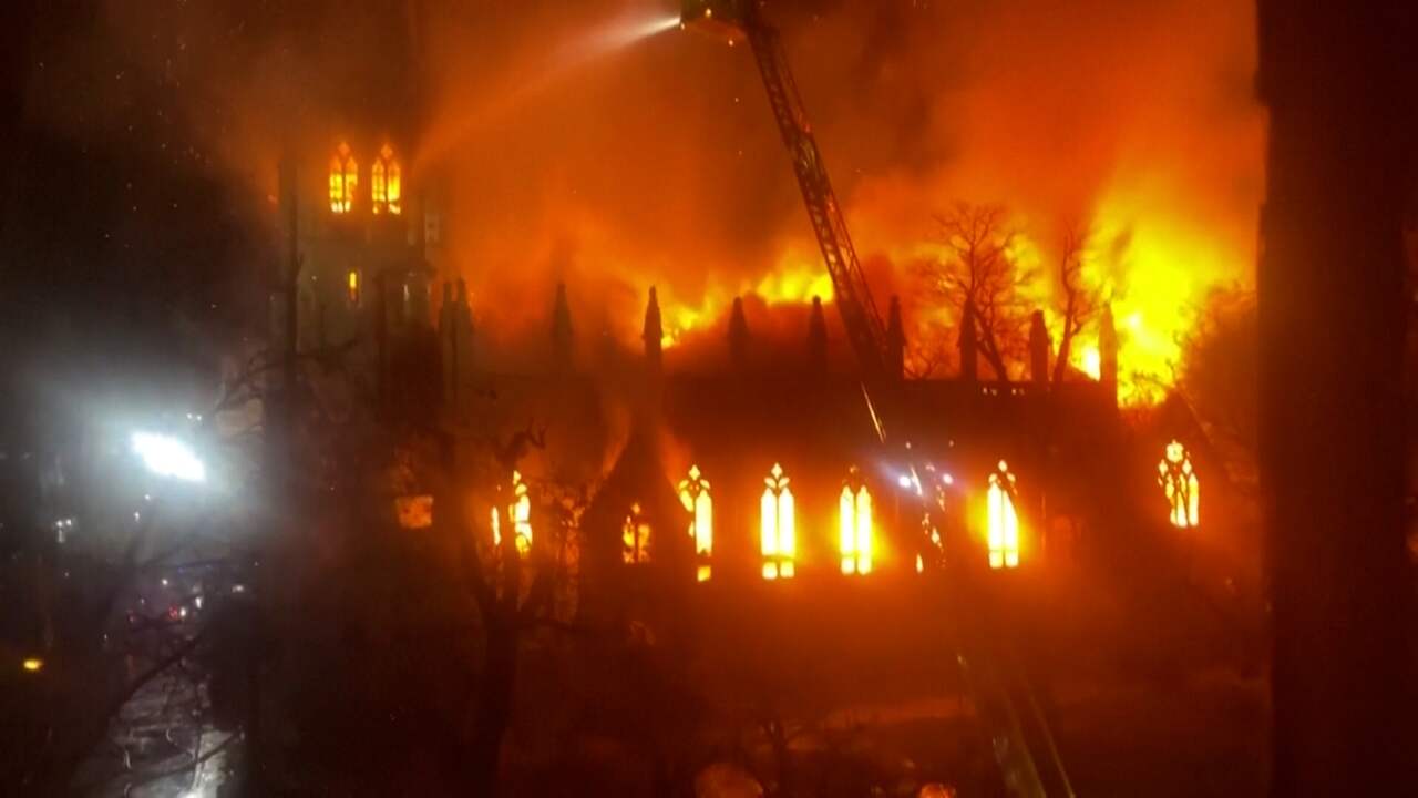 Beeld uit video: Grote brand beschadigt ruim 250 jaar oude kerk in Londen