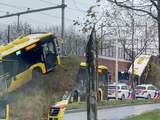 Bus belandt op helling naast treinspoor bij ongeval in Utrecht