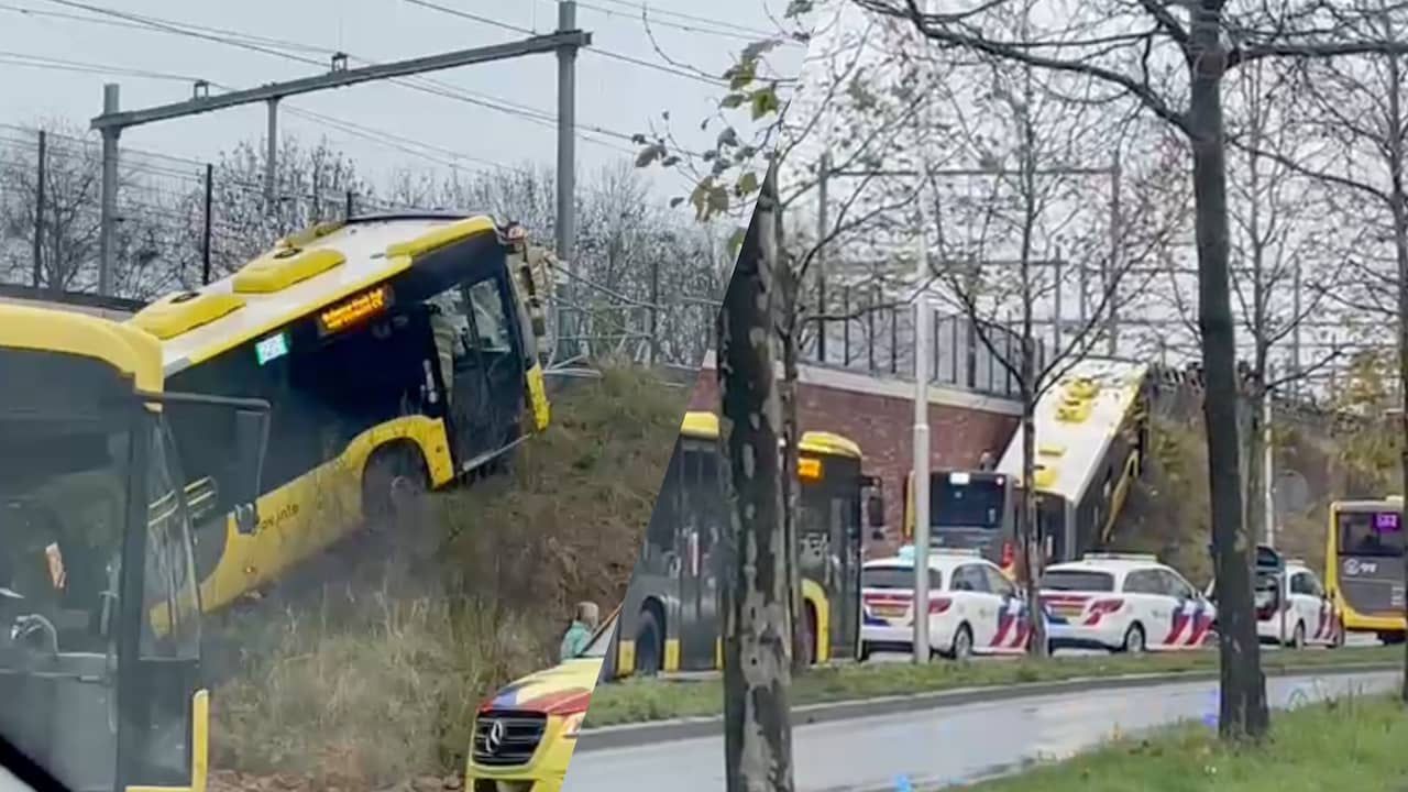 Beeld uit video: Bus belandt op helling naast treinspoor bij ongeval in Utrecht