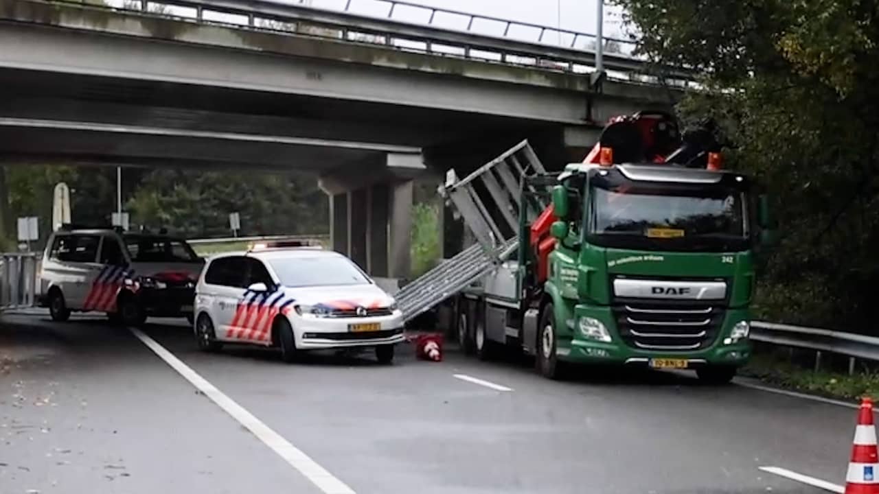 Beeld uit video: Vrachtwagen ramt viaduct en botst tegen politiewagens