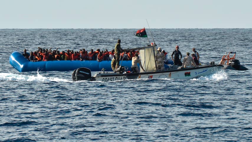 Zeker zestien bootvluchtelingen omgekomen na kapseizen boot bij Griekenland