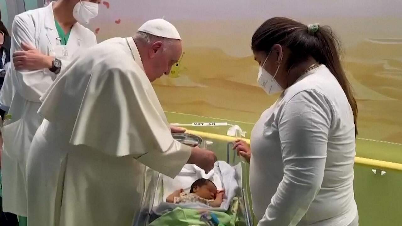 Beeld uit video: Paus doopt baby in ziekenhuis waar hij herstelt in Rome