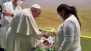 Paus doopt baby in ziekenhuis waar hij herstelt in Rome