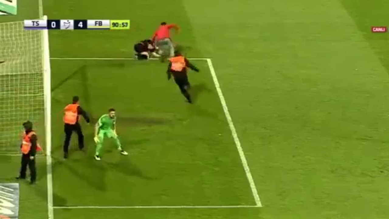 Supporter gaat arbiter te lijf tijdens wedstrijd Fenerbahçe