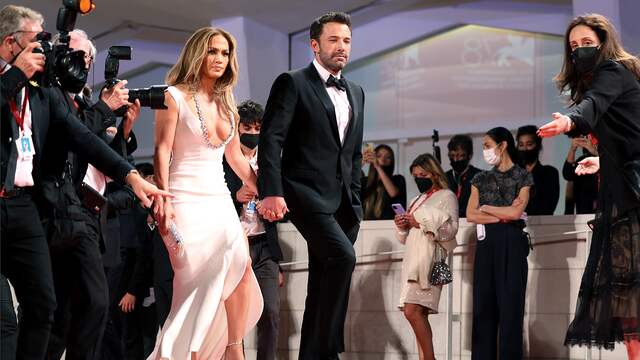 Lopez en Affleck arriveerden onder veel persaandacht samen bij de vertoning van The Last Duel. Het is de eerste keer sinds de hereniging van het koppel dat ze samen verschijnen op een publiek evenement.