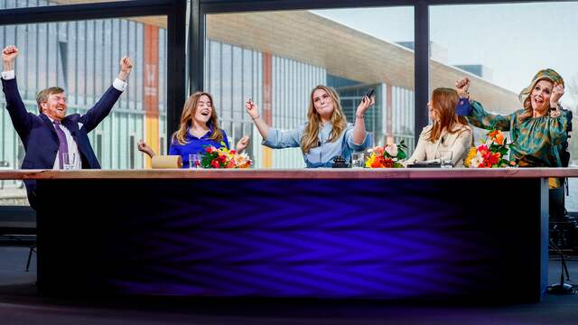 Daarna werd het koninklijk gezin ontvangen in een studio, waar ze als Team van Oranje meededen aan de regioquiz. Ze namen het op tegen vier andere bekende gezinnen uit de omgeving Eindhoven.