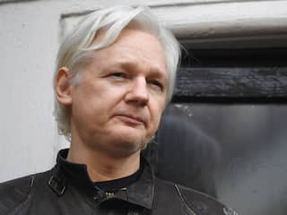 Assange moet bijna jaar cel in voor schenden voorwaarden borgtocht