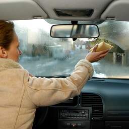 Het koelt flink af: Zo voorkom je beslagen ramen in de auto