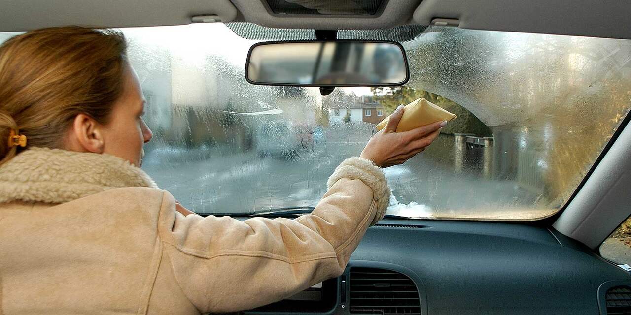 Het koelt flink af: Zo voorkom je beslagen ramen in de auto