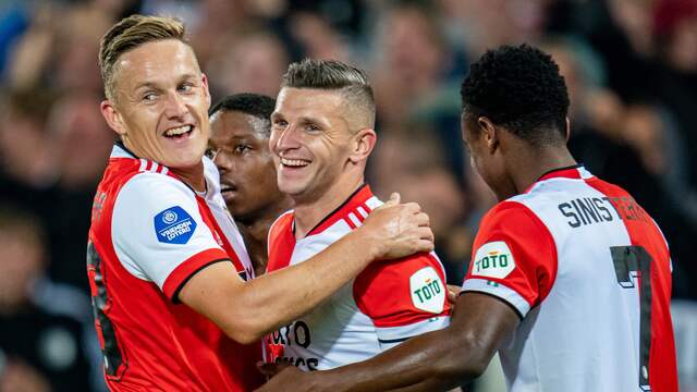 Bryan Linssen staat in het middelpunt van de feestvreugde na zijn fraaie jubileumtreffer.