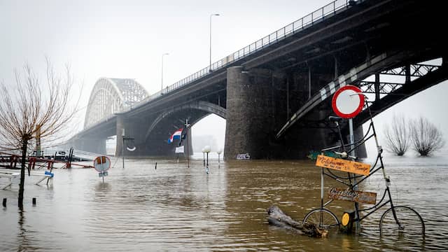 Hoogwater bij Nijmegen.