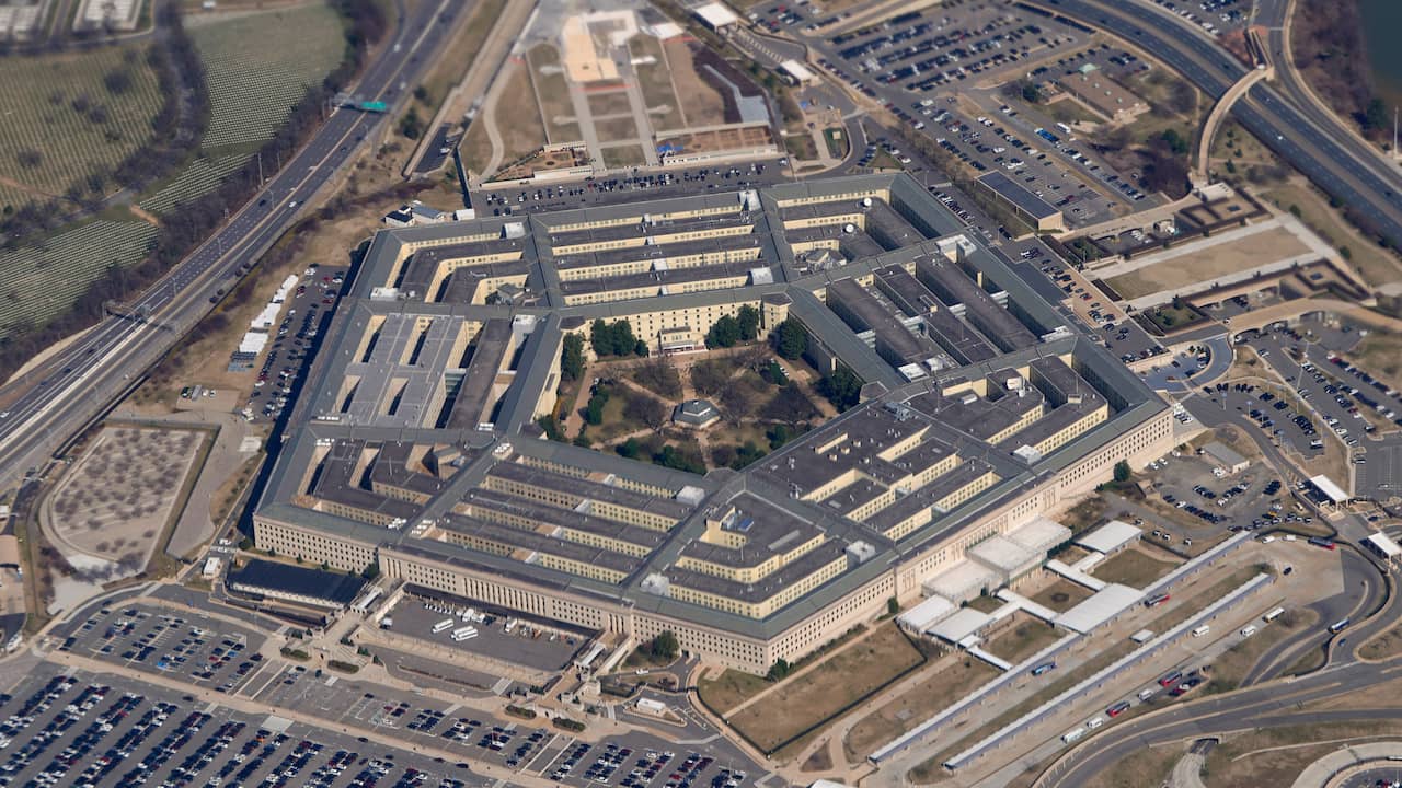 Pria yang dicurigai membocorkan Pentagon Papers mengatakan tidak bersalah di luar