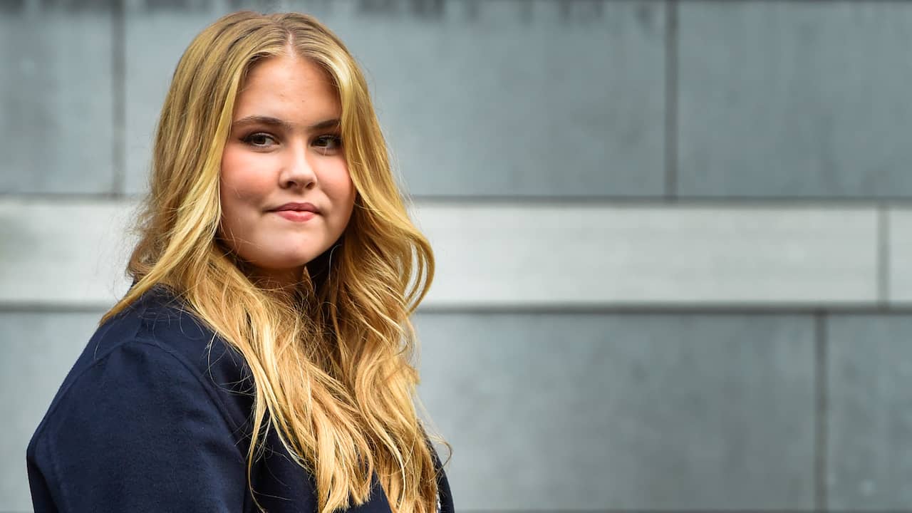 Beeld uit video: Amalia grapt tegen vader: 'Dank u voorzitter, voor uw warme woorden'