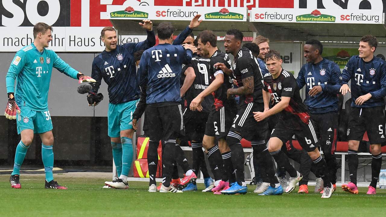 De spelers van Bayern München vormden een erehaag voor Robert Lewandowski na zijn recordtreffer tegen Freiburg.