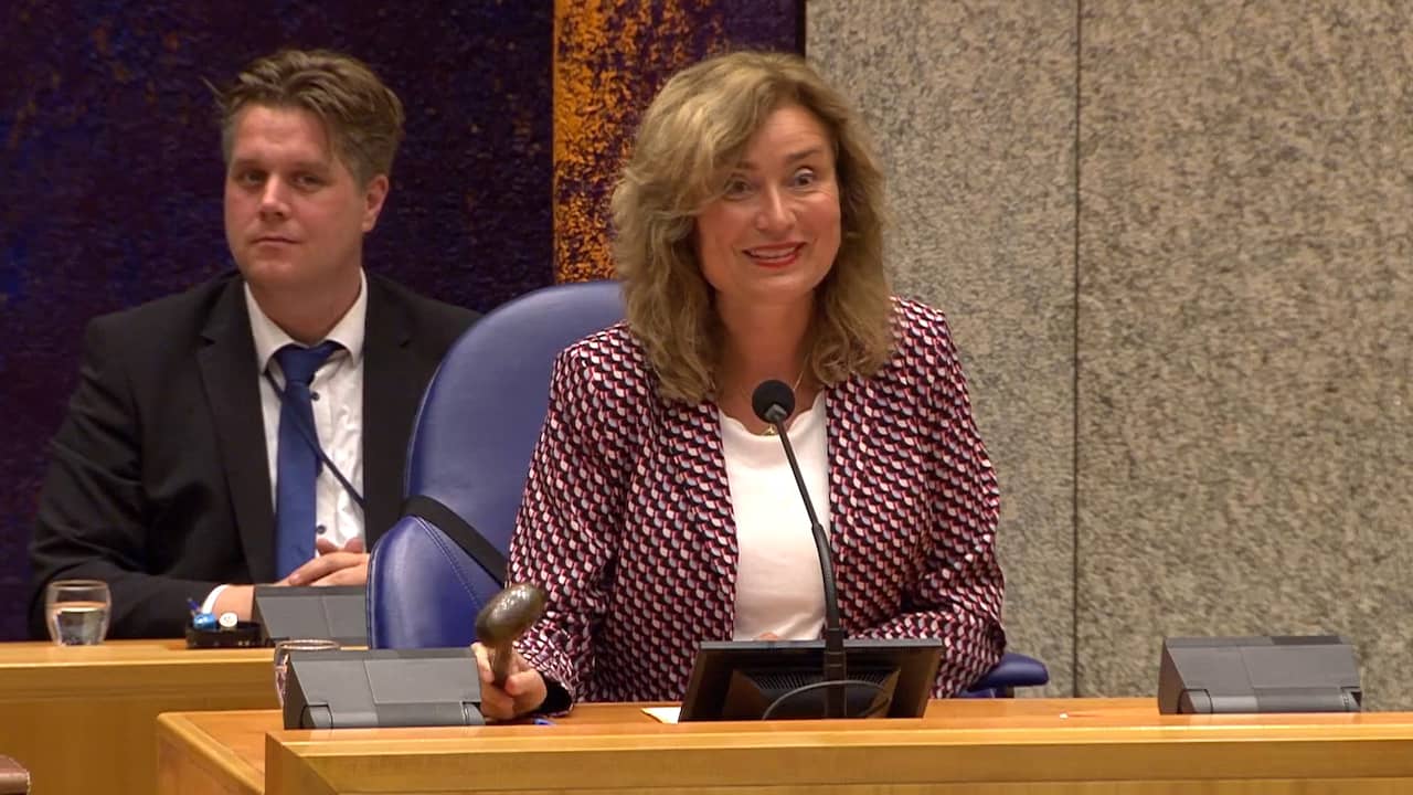 Beeld uit video: Laatste hamerslag voorzitter luidt begin verbouwing Binnenhof in