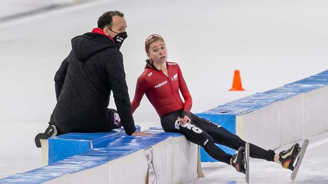 Esmee Visser en haar coach Martin ten Hove balen na haar derde plek op de 5 kilometer bij het WK-kwalificatietoernooi van vorig seizoen.