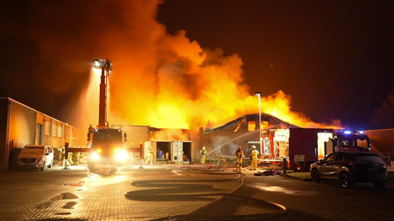 Beeld uit video: Metershoge vlammen slaan uit papierfabriek in Gelders Hengelo