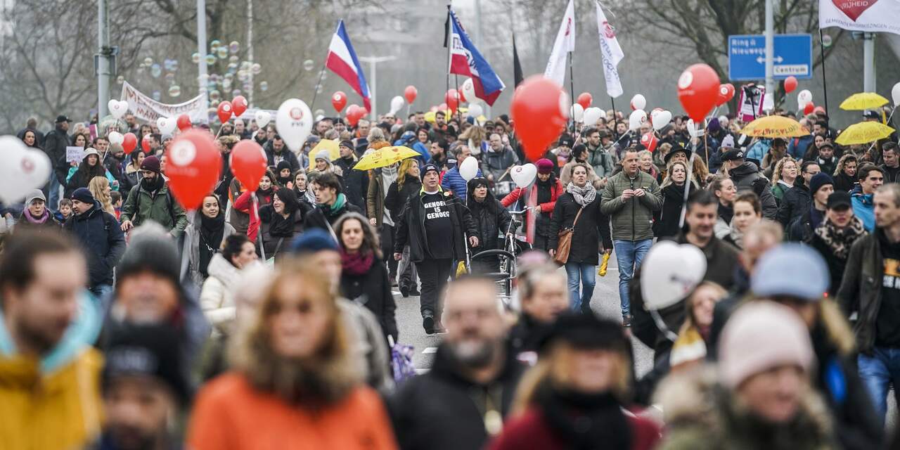 Duizenden demonstranten lopen protestmars tegen coronabeleid in Utrecht