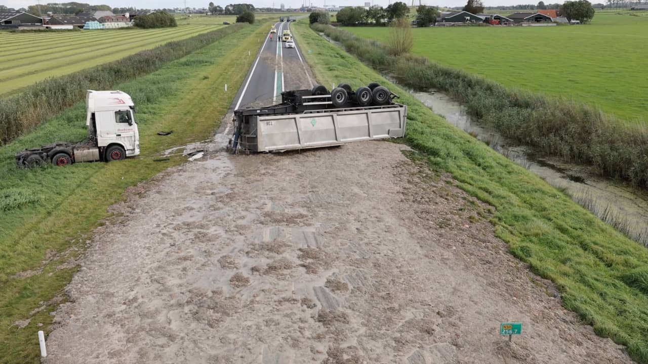 Beeld uit video: Weg bij Kampen ligt vol slachtafval na ongeval met vrachtwagen