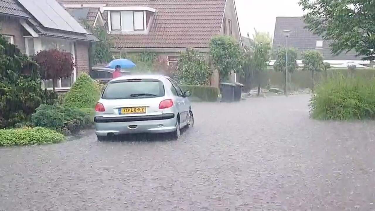 Beeld uit video: Ondergelopen straten in Drenthe door onweer