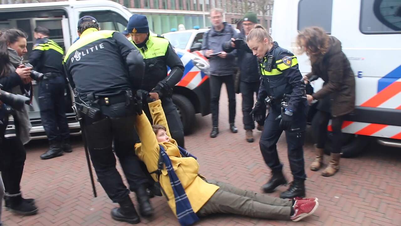 Beeld uit video: Politie sleept klimaatactivisten weg bij Shell in Den Haag