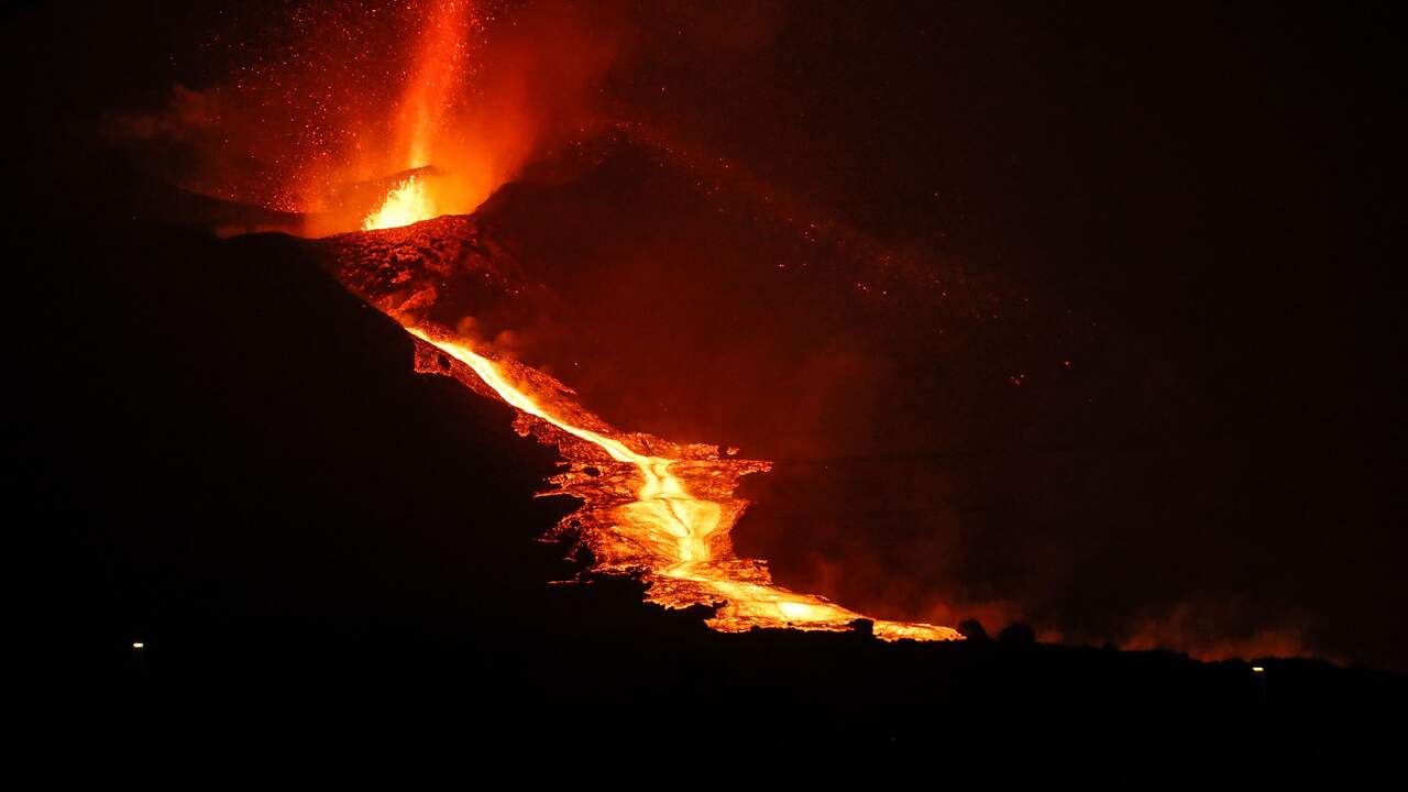 Beeld uit video: Vulkaan op La Palma blijft lava spuwen: opnieuw gebouwen verwoest