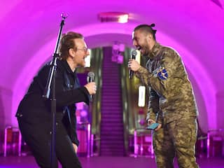 Bono geeft verrassingsoptreden voor vrijheid in metrostation Kyiv