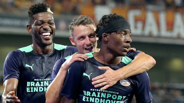 Noni Madueke bracht PSV in de eerste helft op voorsprong.