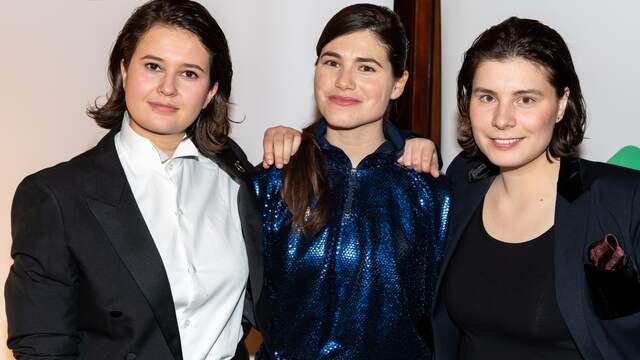 Van links naar rechts: Maud Wiemeijer, Hanna van Vliet (hoofdrolspeelster Anne+) en Valerie Bisscheroux (regisseur Anne+).