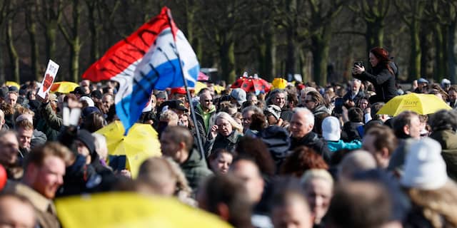 "Omdat de politie wil voorkomen dat het nog drukker op het Malieveld wordt, is het treinverkeer naar de hofstad stilgelegd." Pardon? .