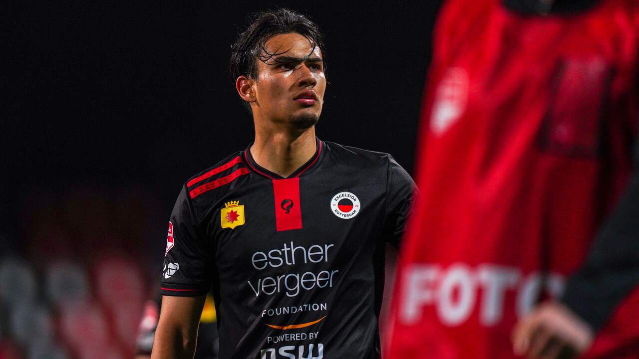 Nathan Tjoe-A-On baalt nadat zijn ploeg een 2-0-voorsprong heeft weggegeven.