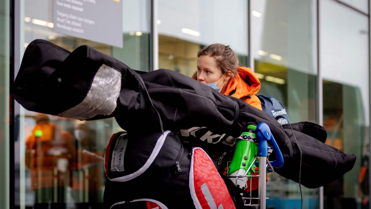 De bagage levert voor sommige sporters een hoop gesjouw op, zo ook voor skiester Adriana Jelinkova.