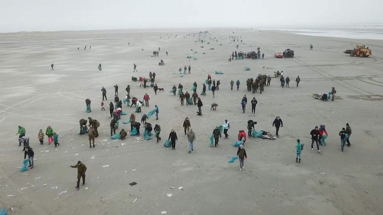 Dronebeelden tonen massale opruimactie strand Schiermonnikoog