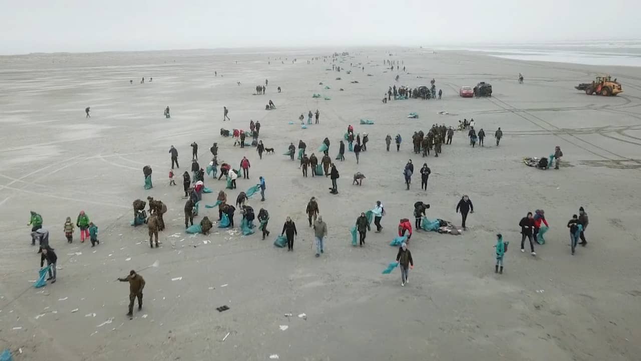 Beeld uit video: Dronebeelden van massale opruimactie strand Schiermonnikoog