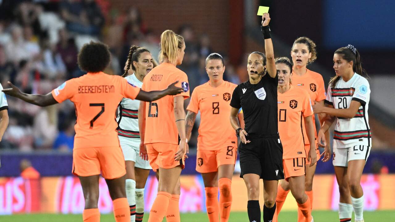 The yellow cards can be the deciding factor in a 0-1 defeat of the Netherlands and Sweden.
