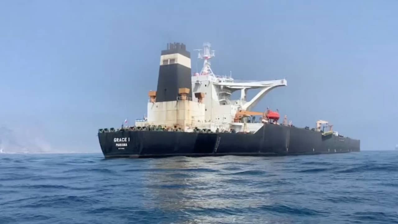 Beeld uit video: Gibraltar laat Iraanse supertanker na weken weer gaan