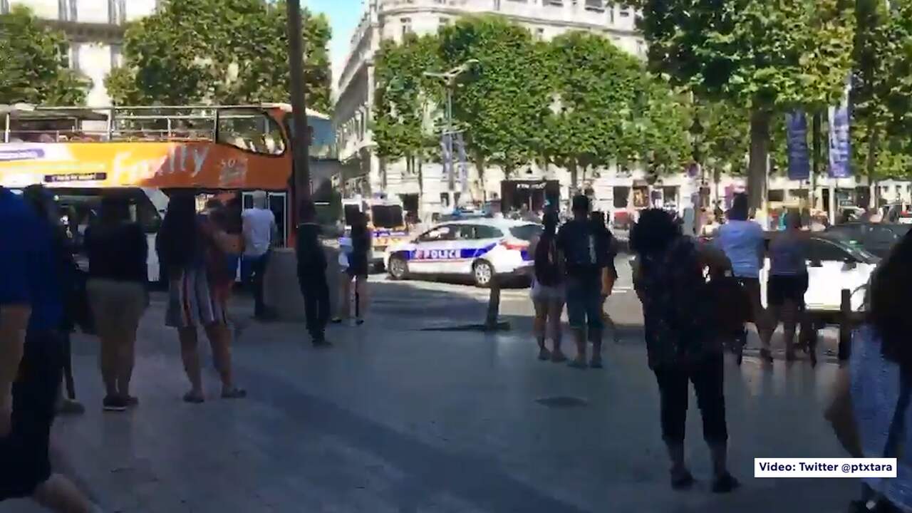 Champs-Elysees afgesloten nadat man bewust inrijdt op politiebusje