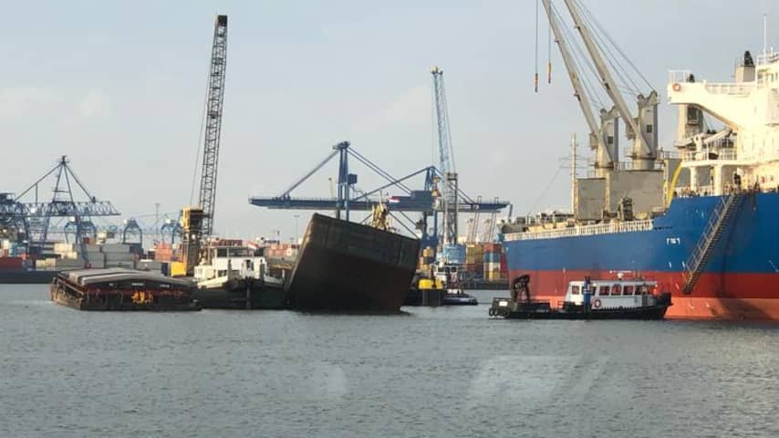 Duwbak breekt doormidden en zinkt in Rotterdamse Waalhaven