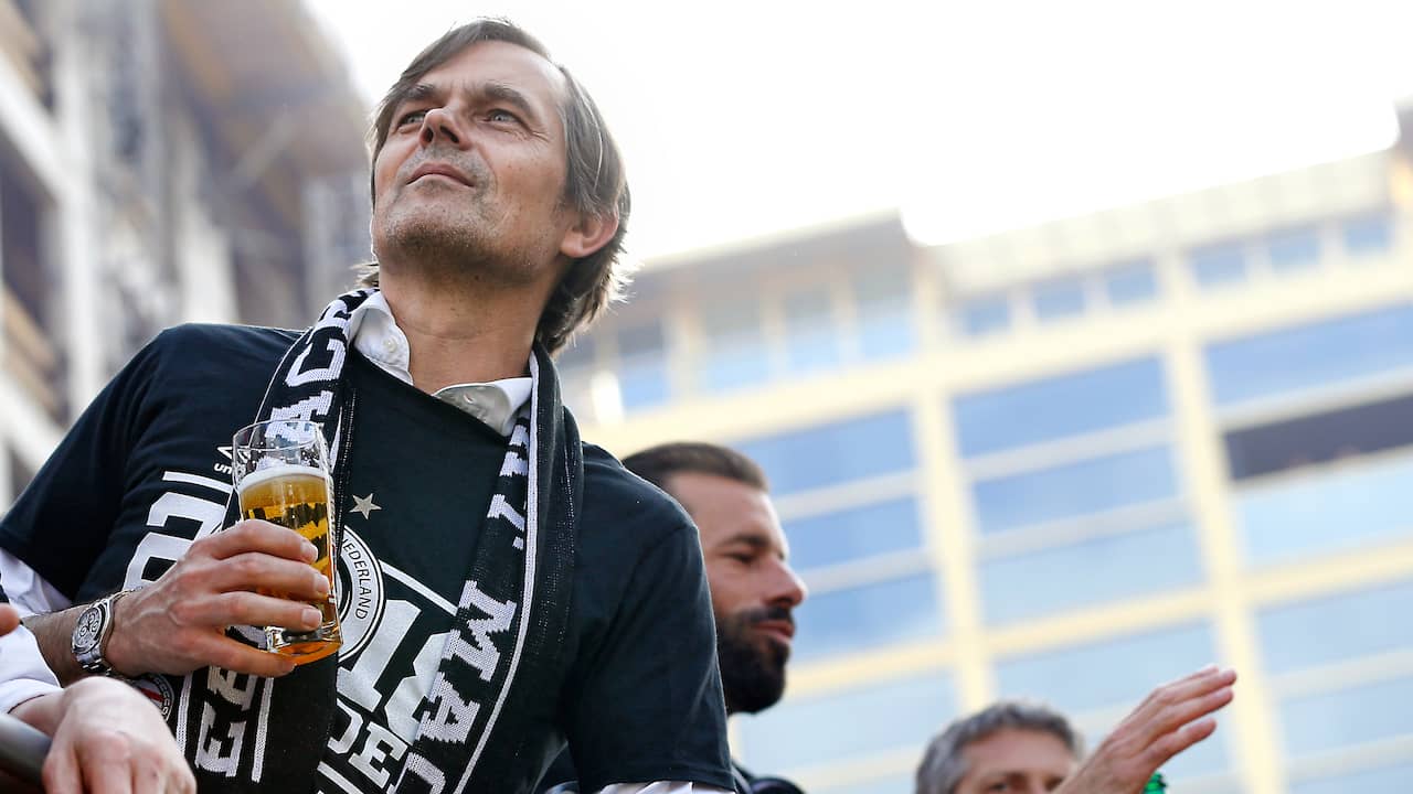 Cocu blijft genieten van 'fantastische' rit op platte kar bij huldiging PSV