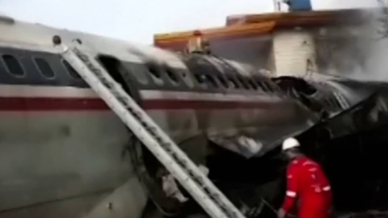 Beeld uit video: Ravage na neerstorten vrachtvliegtuig in Iran
