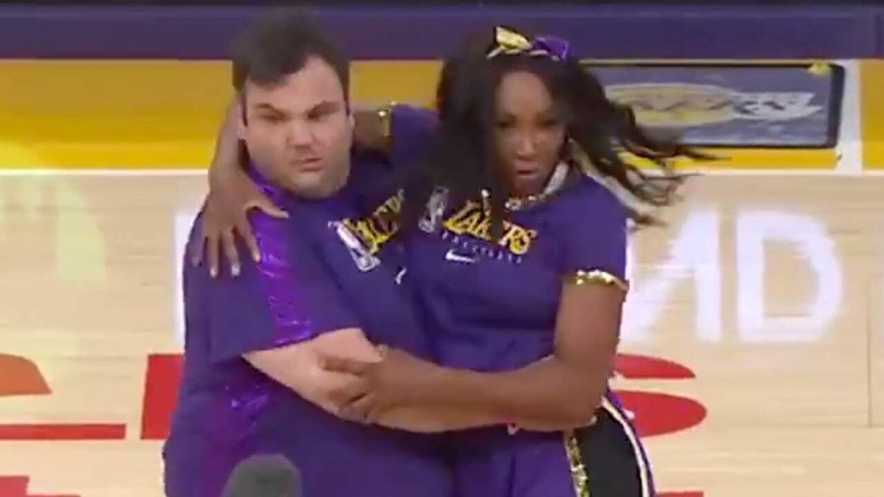 Venus Williams en James Corden uit hun dak met cheerleaders
