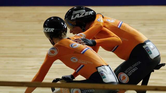Kirsten Wild en Amy Pieters vieren hun derde wereldtitel op rij.