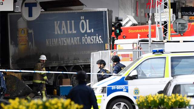 In beeld: Doden nadat vrachtwagen inrijdt op mensen in Stockholm